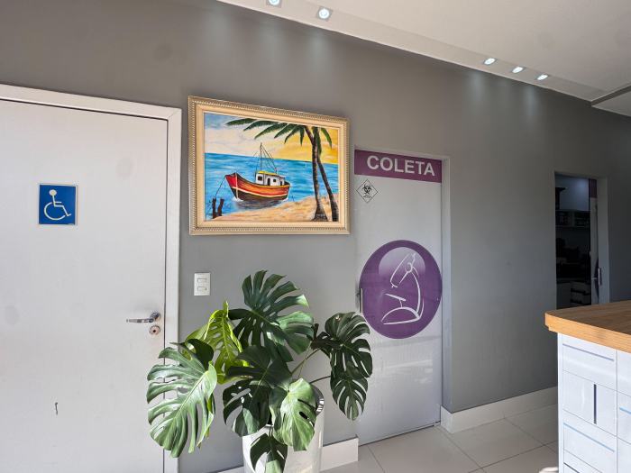 Espera do Art-Lab com a porta da sala de coleta e banheiro acessível