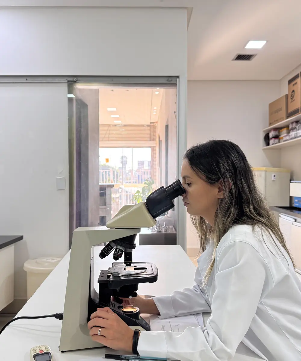 Profissional do Art-Lab realizando análise em microscópio